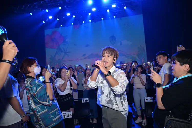 鼓鼓唱到走下台與粉絲近距離互動。圖／相信音樂提供