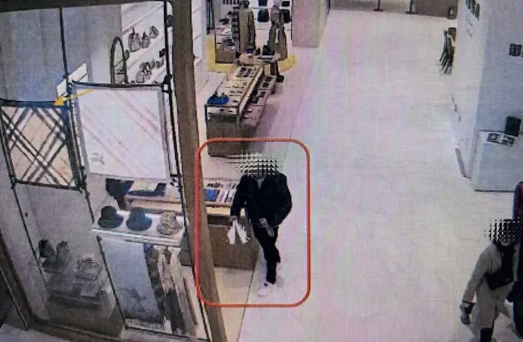 姚男盜刷信用卡買精品。警方提供