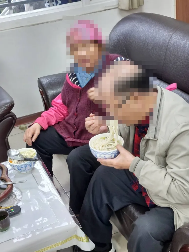 警方將他們帶回並提供麵食。警方提供