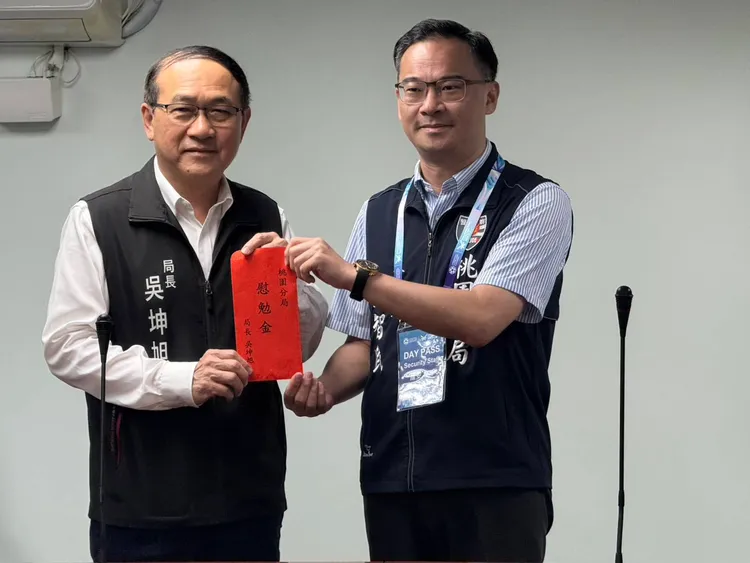 吳坤旭(左)贈加菜金。桃園警分局提供