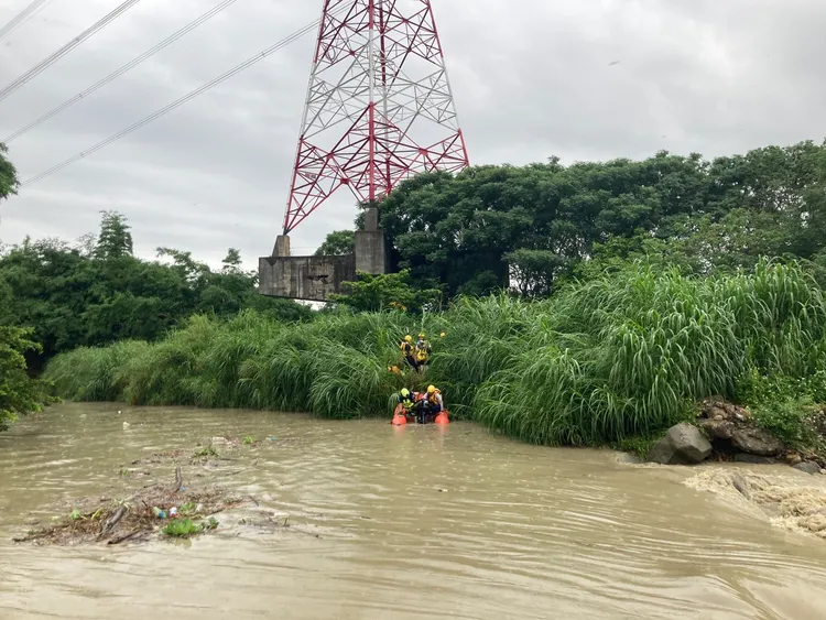 13名移工昨晚涉水至沙洲釣魚，遇溪洪暴漲受困。民眾提供