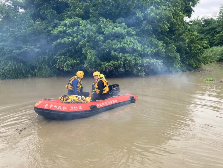 消防人員出動船艇救援受困移工。民眾提供
