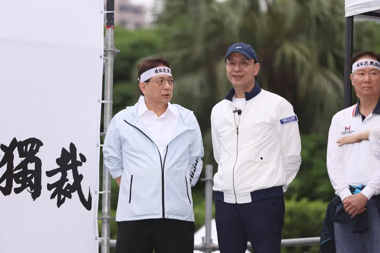 管中閔、朱立倫一同出席「426 反綠共 戰獨裁 凱道一起站出來！」集會。彭欣偉攝