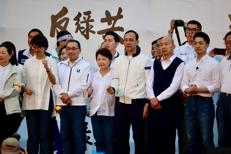 新北市長侯友宜、台中市長盧秀燕、國民黨主席朱立倫、立法院長韓國瑜台北市長講萬安等人現身426凱道遊行。李俊毅攝
