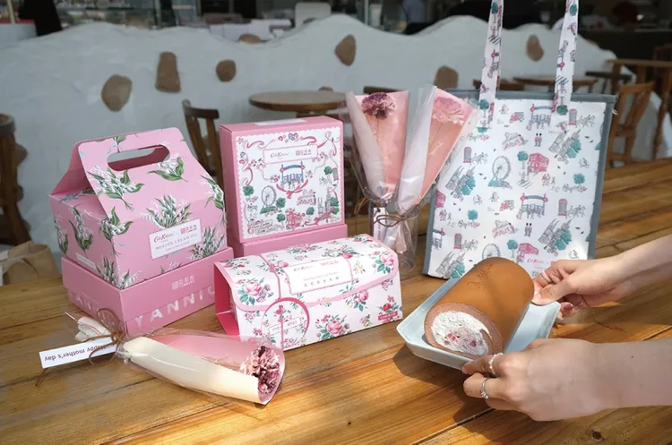 亞尼克母親節儀式感應援啟動，寵愛媽咪甜點、花束、馬上送。業者提供