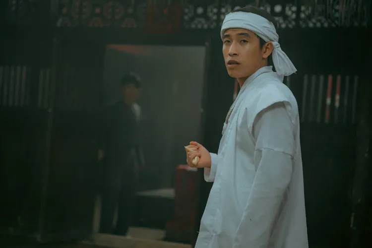 《冥燈》驅魔劇情讓人聯想到韓國電影《破墓》。車庫娛樂提供