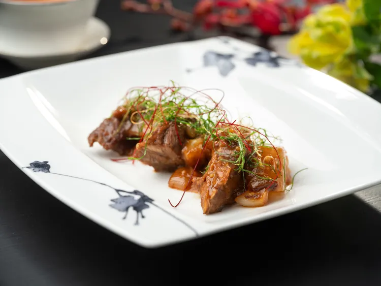 「蔥燒蘿蔔牛肋肉」則源自香港經典的「炆煮」手法，將牛肋肉與蘿蔔以高湯燉煮，肉質軟嫩並濃郁入味。台北文華東方酒店提供