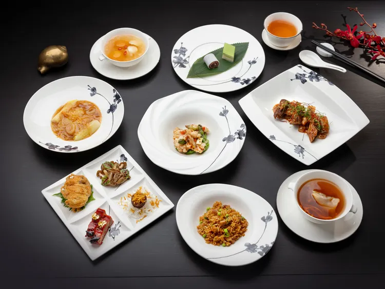 台北文華東方酒店連續7年榮獲米其林一星殊榮的「雅閣」中餐廳，隨著季節更迭時序輪換，即日起推出季節菜單，由雅閣新任主廚阮明燊揮灑匠心廚藝，以傳承粵式經典香氣為靈感，詮釋歷久彌新的時光滋味。台北文華東方酒店提供