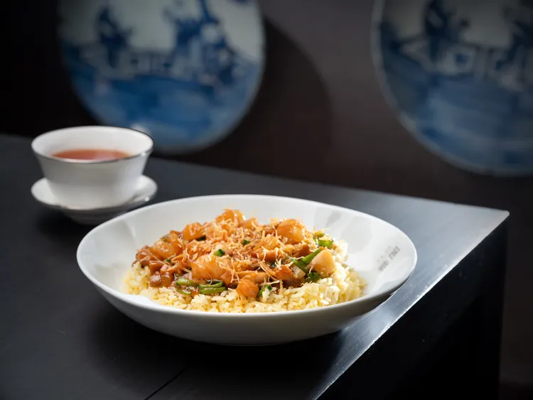 「福建炒飯」880元+10%，源自香港大排檔與茶餐廳，強調配料豐富與炒功火候。台北文華東方酒店提供