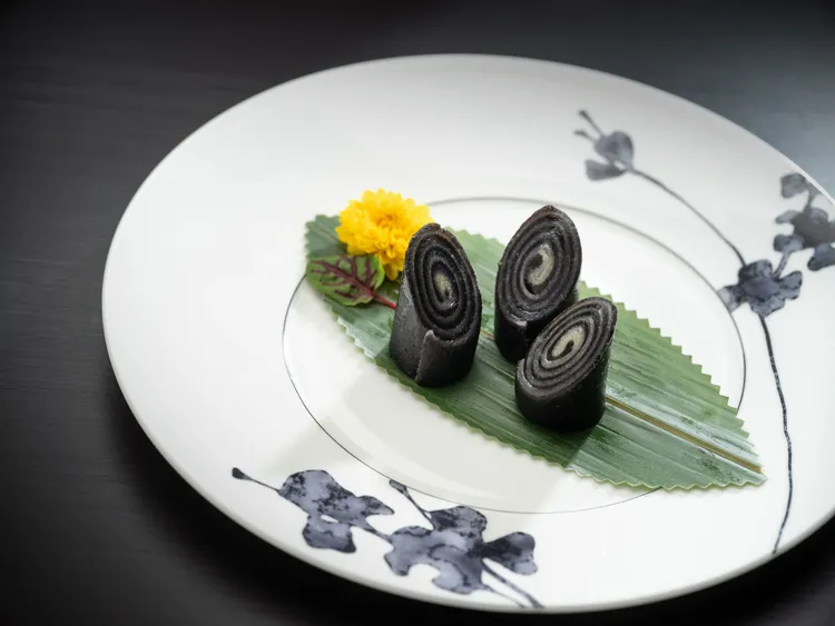 「懷舊芝麻捲」330元+10%，靈感來自六〇年代老香港茶樓常見的芝麻卷點心，為蒸品中具代表性的甜味小點。台北文華東方酒店提供