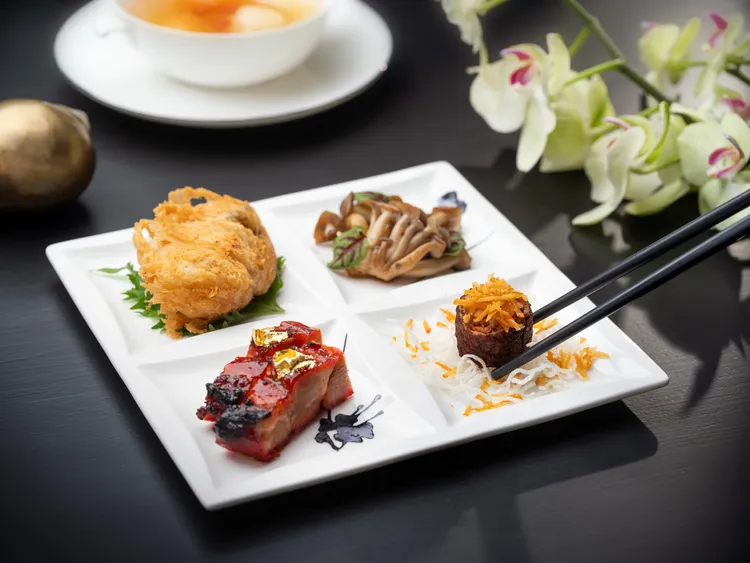 阮主廚精心以前菜拼盤「雅閣叉燒皇、脆栗鴨捲、柚香醋野菌、酥炸廣島蠔」，完美體現粵菜酒樓的經典元素與細緻工藝。台北文華東方酒店提供