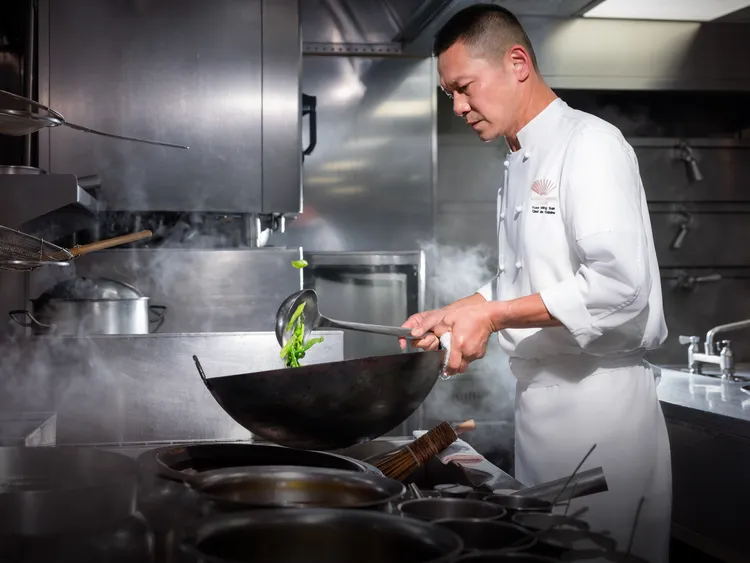 台北文華東方酒店「雅閣」 阮明燊主廚擁有逾27年紮實的粵菜經驗，擅長以純粹風味回歸粵菜本真，嚴選時令食材，詮釋經典廣東料理的深厚底蘊。台北文華東方酒店提供