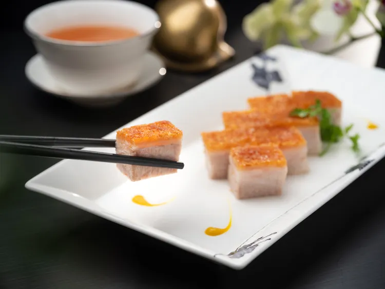 「脆皮燒腩仔」1280元+10%，承襲粵式燒味中代表性的「燒腩」菜色，將豬肉外皮烤至酥脆，肉質仍保濕潤與彈性，並以巧思去骨呈現，盡顯粵式優雅。台北文華東方酒店提供