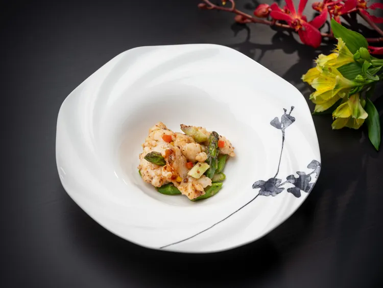 「豉椒炒龍蝦球」延續粵式經典「乾炒鑊氣」，以豆豉與蒜香爆炒龍蝦球，精准掌控火候的熱氣完美激發食材香氣。台北文華東方酒店提供