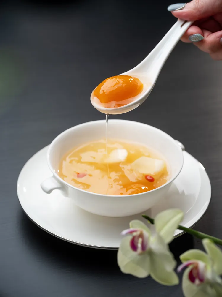 「枇杷百合燉雪耳」致敬港式「食補甜湯」傳統，取時令珍果枇杷，搭配百合與雪耳，以冰糖細燉一小時，潤喉生津的柔暖甜湯散發清雅香氣，為春夏賞味添以一抹怡人餘韻。台北文華東方酒店提供