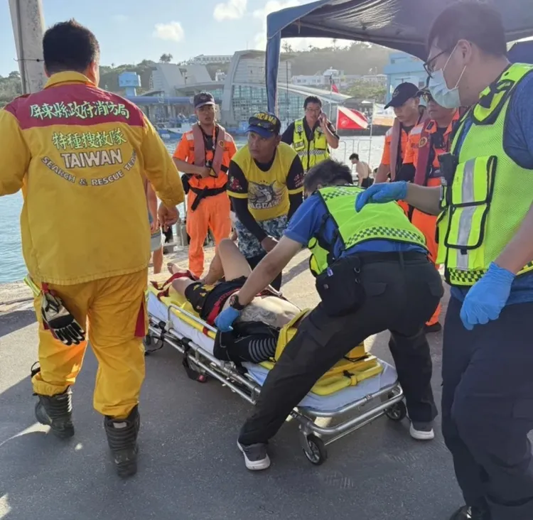 2人受傷嚴重，其中1人多處骨折、大面積撕裂傷，有生命危險轉送高雄長庚救治。民眾提供