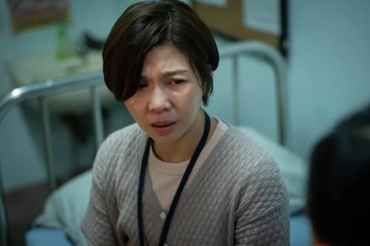 于子育飾演的公衛護士被工作壓得喘不過氣。CATCHPLAY+提供