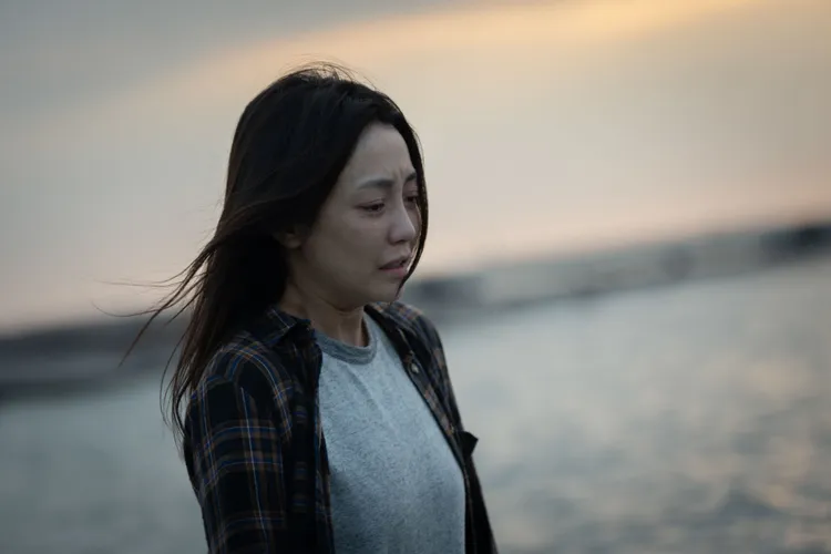 謝欣穎緩緩走入海中。CATCHPLAY+提供