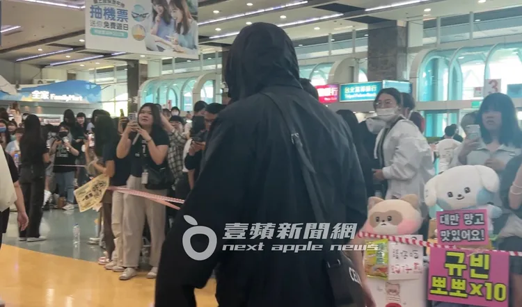 亨願穿著黑色外套，戴帽子、口罩，低調走過。陳薇安攝