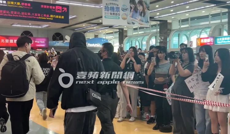 亨願全身包緊緊跟在ZEROBASEONE後面，因名牌包才被認出。陳薇安攝