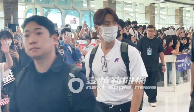 SHOWNU以白色T恤、黑色牛仔褲輕便裝扮抵台。陳薇安攝