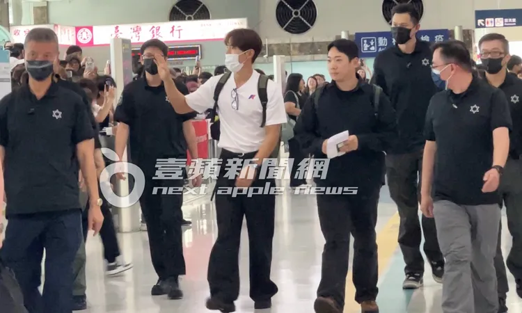 SHOWNU一路上跟粉絲揮手致意。陳薇安攝