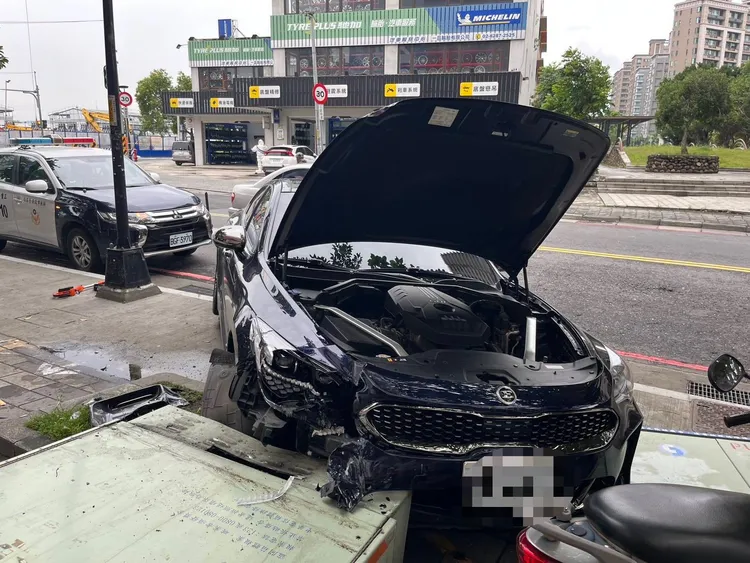 價值將近200萬元的韓製轎跑車引擎蓋整個爆開，輪胎也受損，估計修車費用相當可觀。翻攝畫面