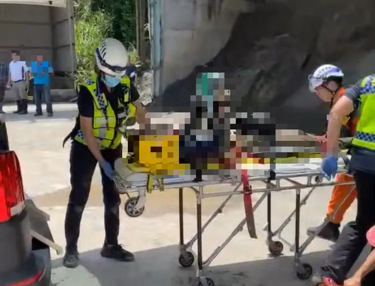 阮男被救出時已經沒有生命跡象，緊急送醫搶救仍宣告不治。翻攝照片