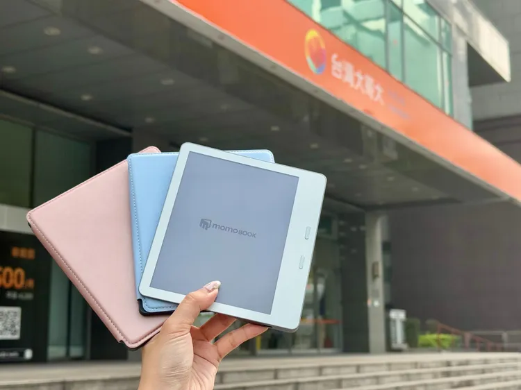 搭配台灣大哥大專屬資費優惠，最低月付599元即可0元帶走momoBOOK，還能獲得720天「樂讀包」服務，涵蓋電子書、有聲書、語言學習與親子共讀內容。momo提供