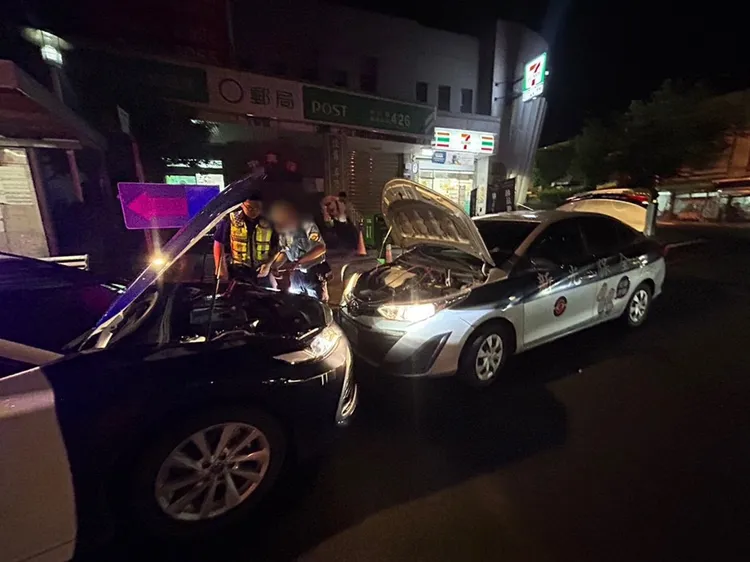 警車充當道路救援，協助民眾車輛接電。民眾提供