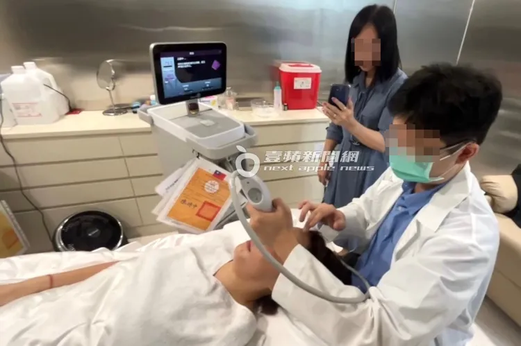 醫師在幫消費者施打疑似非法鳳凰電波，營運總監竟在旁拍攝記錄。特勤中心攝