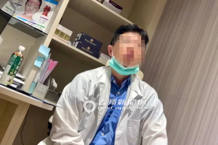 記者被帶往諮詢室與醫師會談，醫生穿上醫師袍，但白袍上沒繡名字。特勤中心攝