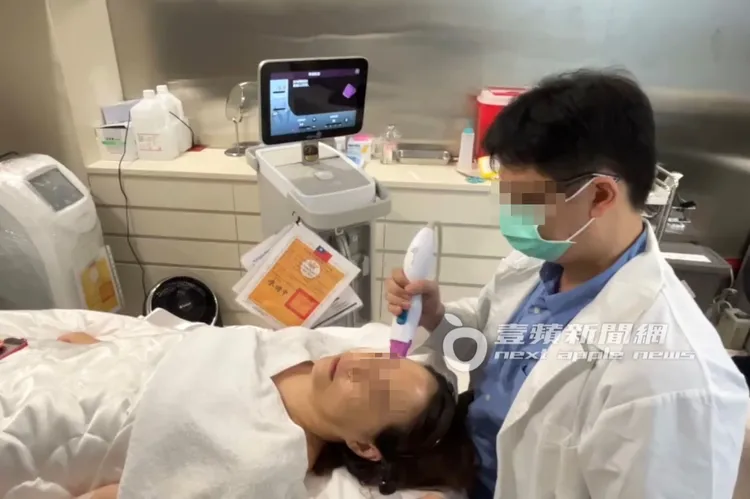 醫師在消費者右臉塗上凝膠，開始用儀器在右臉來回移動。特勤中心攝