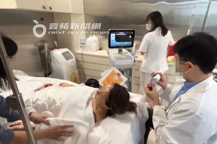 醫美診所營運總監，將疑似調包後的「鳳凰電波」探頭盒子打開，交給醫生套上儀器。特勤中心攝