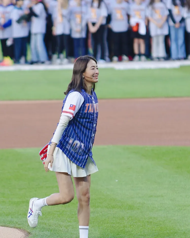 賈永婕球衣手臂上有國旗。翻攝賈永婕臉書