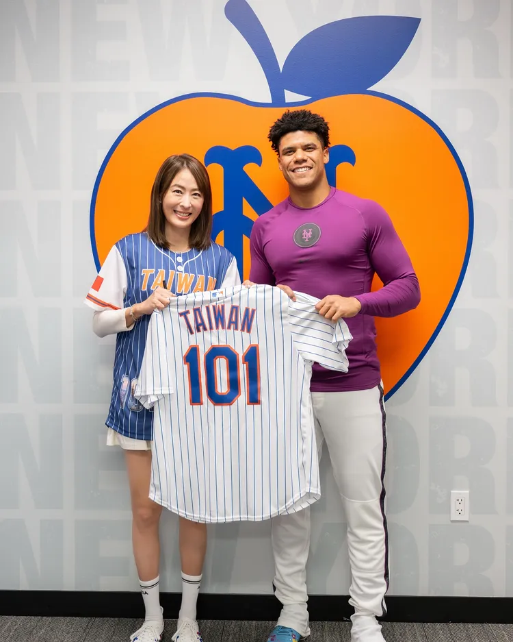 賈永婕（左）和紐約大都會隊強打索托合照。翻攝賈永婕臉書