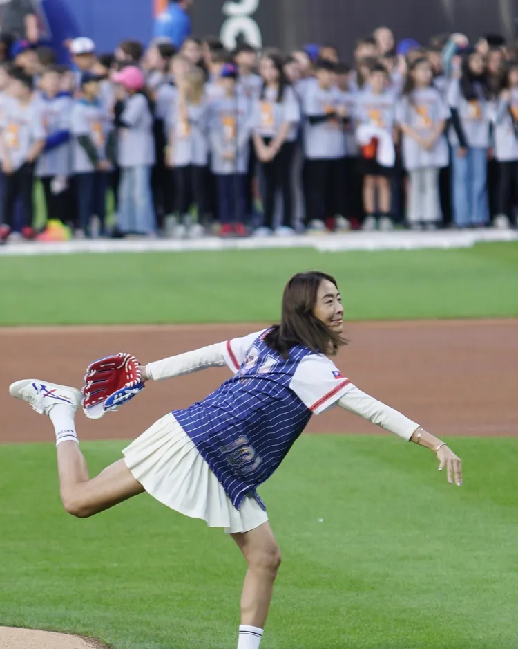 賈永婕投球，露出腿部肌肉線條。翻攝賈永婕臉書