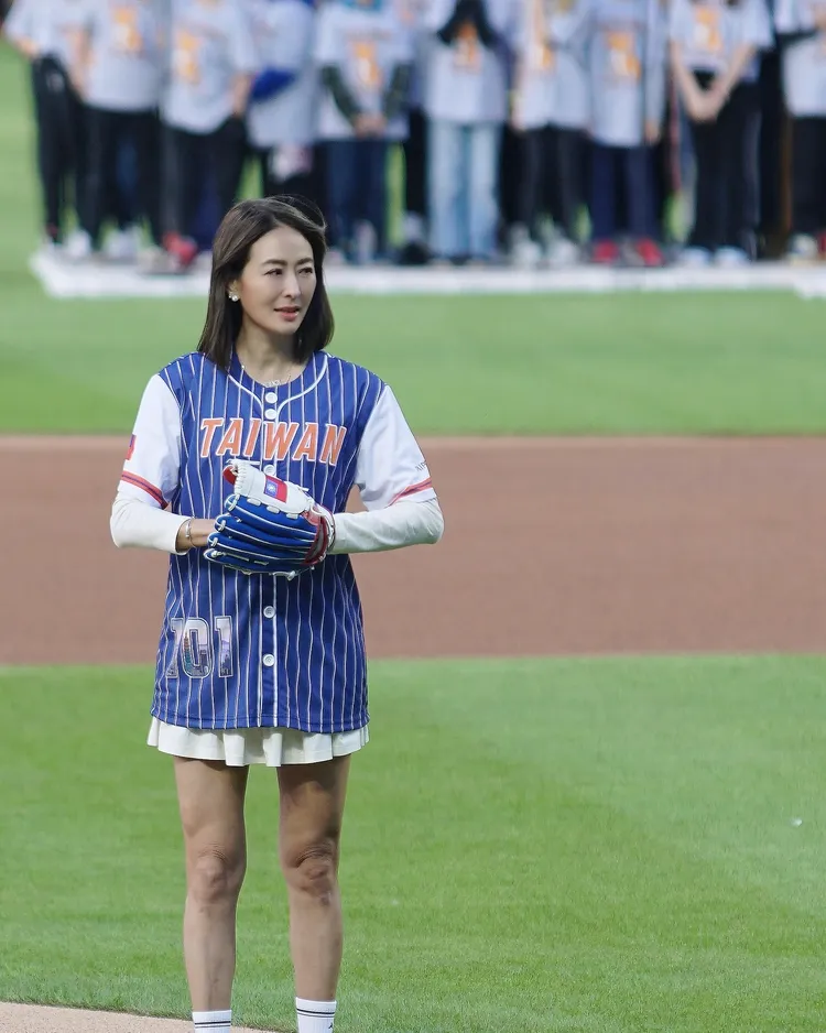 賈永婕的手套也有國旗。翻攝賈永婕臉書