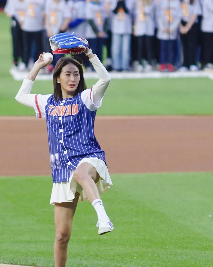 賈永婕準備投球神情專注。翻攝賈永婕臉書