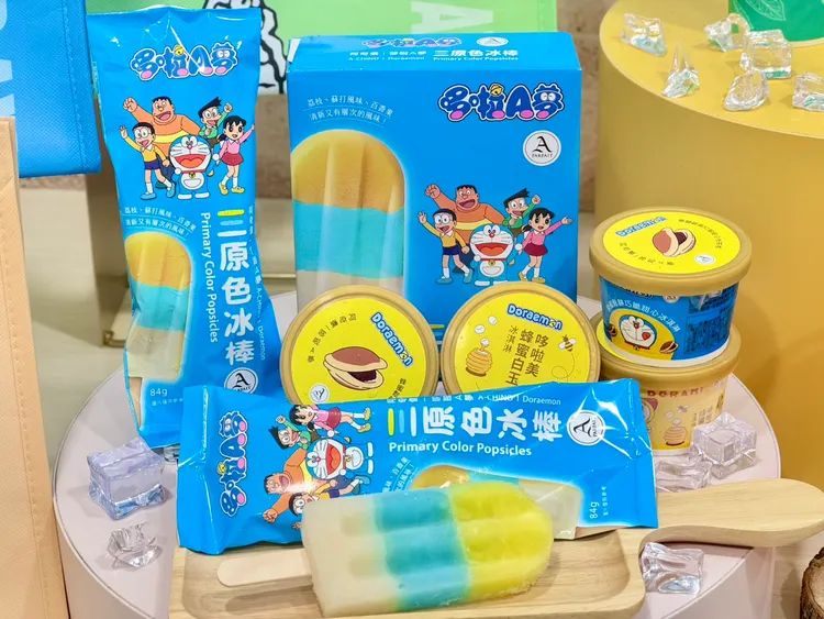 超商獨家開賣3款新冰品「哆啦A夢蜂蜜鬆餅巧脆甜心冰淇淋」、「阿奇儂哆啦美蜂蜜白玉冰淇淋」與「阿奇儂哆啦A夢三原色冰棒」。7-ELEVEN提供