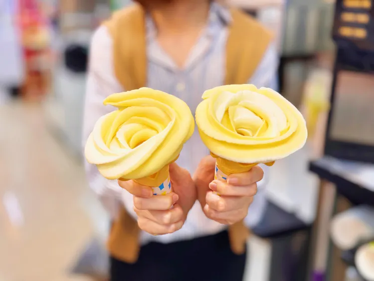 期間於全台7間Fami!ce霜淇淋品牌體驗店推出超商首見「玫瑰造型霜淇淋」。全家