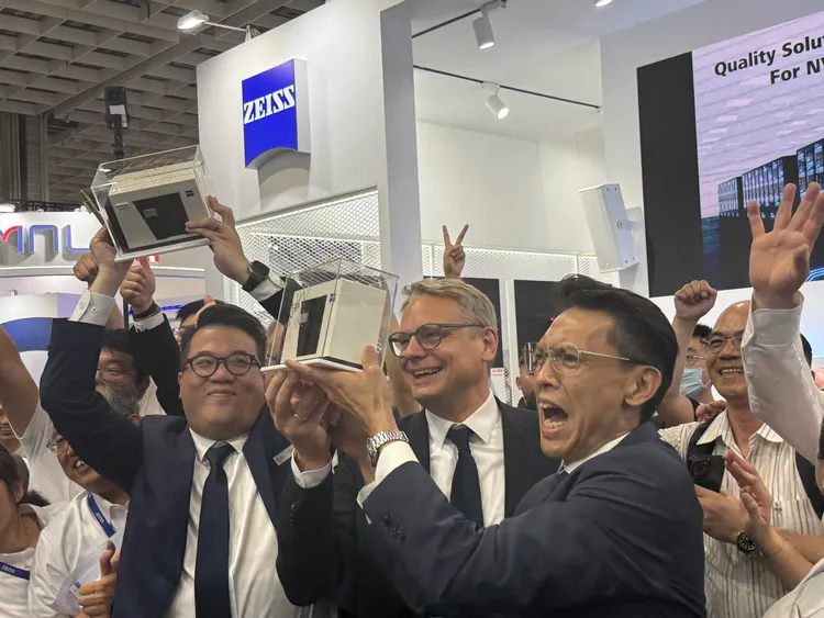 蔡司高層拿著黃仁勳簽名的品牌模型，掀起現場一陣歡呼。呂承哲攝