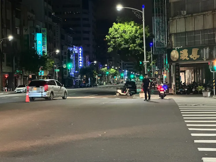 李男走出派出所不久，就倒臥在斑馬線上。翻攝畫面