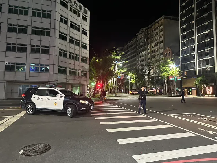 李男走出派出所不久，就倒臥在斑馬線上。翻攝畫面