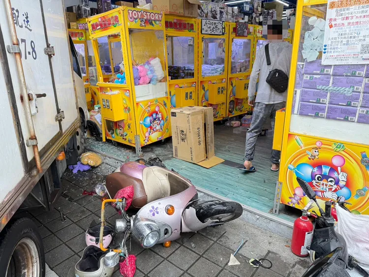 6台娃娃機台遭毀損。警方提供
