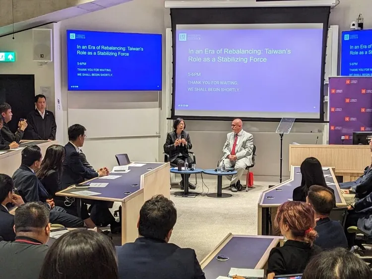 前總統蔡英文（左）17日在倫敦政經學院發表演說，候任法學院院長莫瑞（右）開場致詞時，提到歡迎蔡英文至LSE法學院任教。 （聽眾提供） 中央社