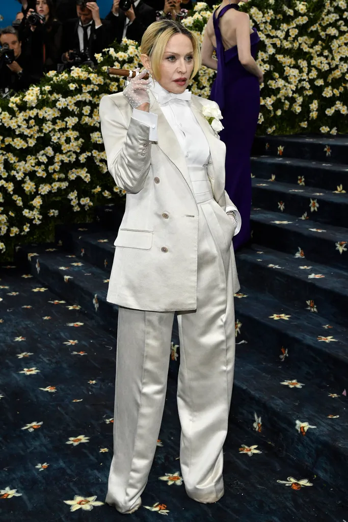 瑪丹娜在Met Gala紅毯上「抽雪茄」。美聯社
