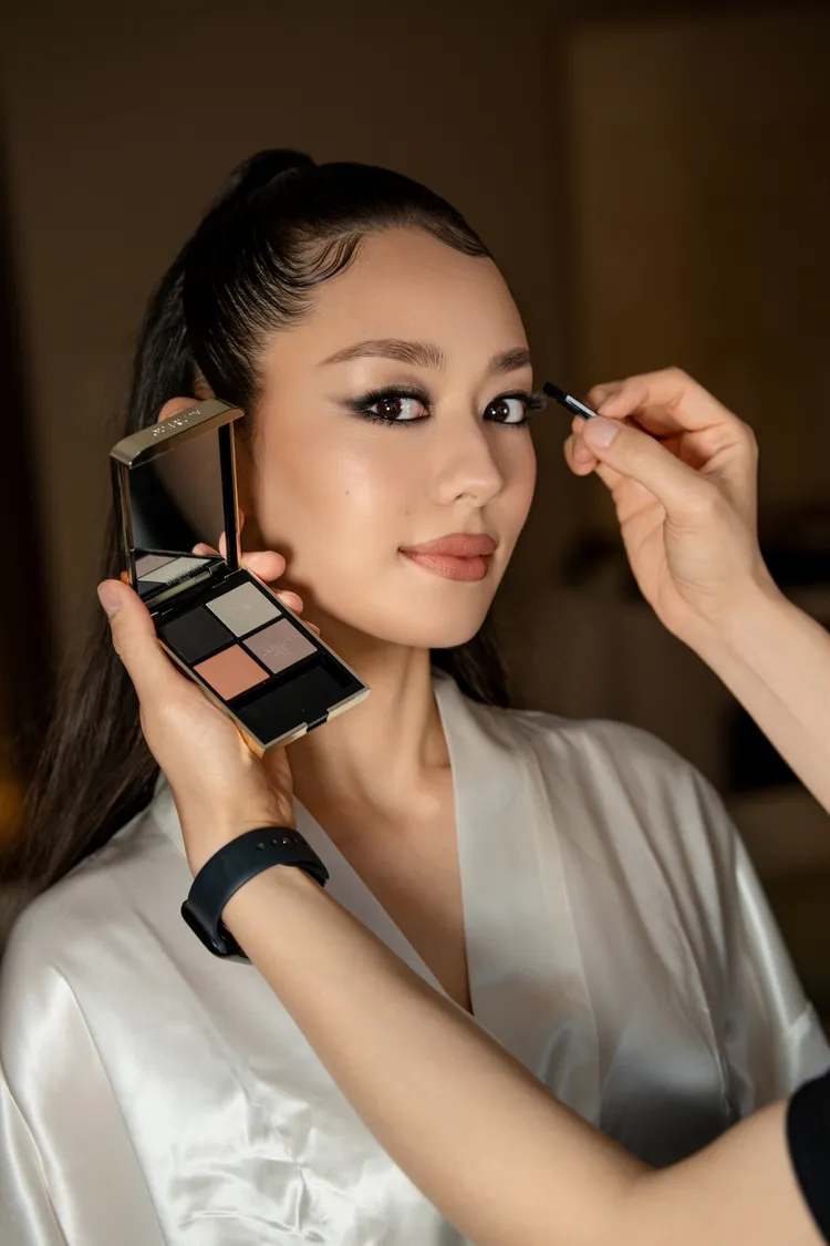 吉娜愛麗絲的紅毯妝使用了嬌蘭的彩妝。品牌提供