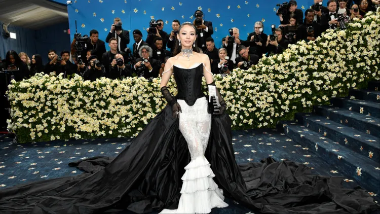 吉娜愛麗絲首登Met Gala，造型讓網友相當驚豔。美聯社