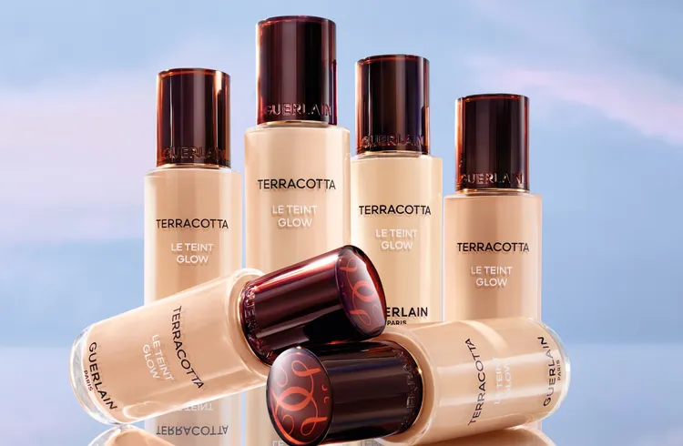 嬌蘭提洛可持妝輕粉底柔光版，2450元。品牌提供